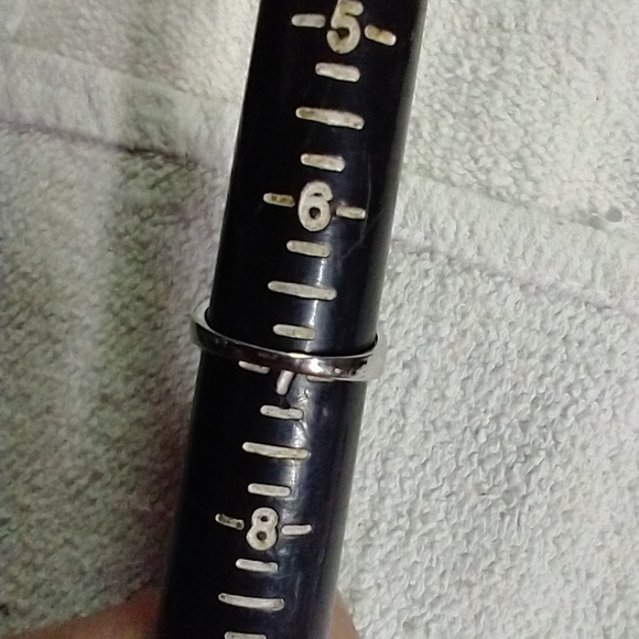 Silvertone round black 🖤 stone 🪨 ring 💍7 - Picture 2 of 5